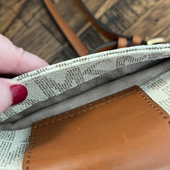 Michael Kors Fulton Large Crossbody Vanilla with gold hardware all over monogram - Picture 14 of 16